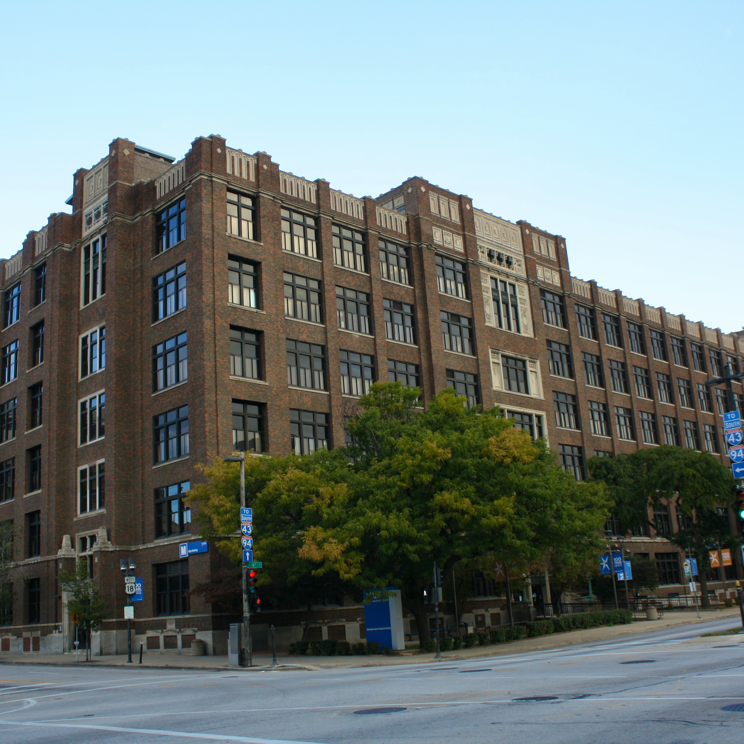 Community Colleges in Allenton, Wisconsin and Colleges near Allenton